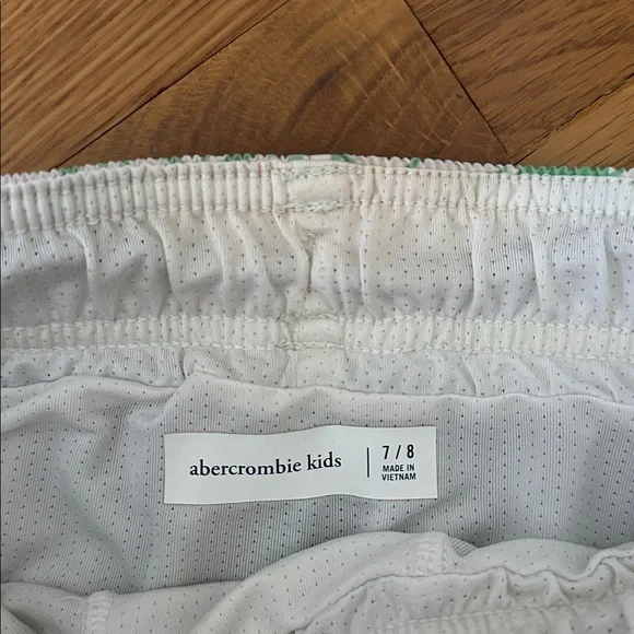 Abercrombie Kids White Elastic Waistband Shorts - Picture 2 of 3